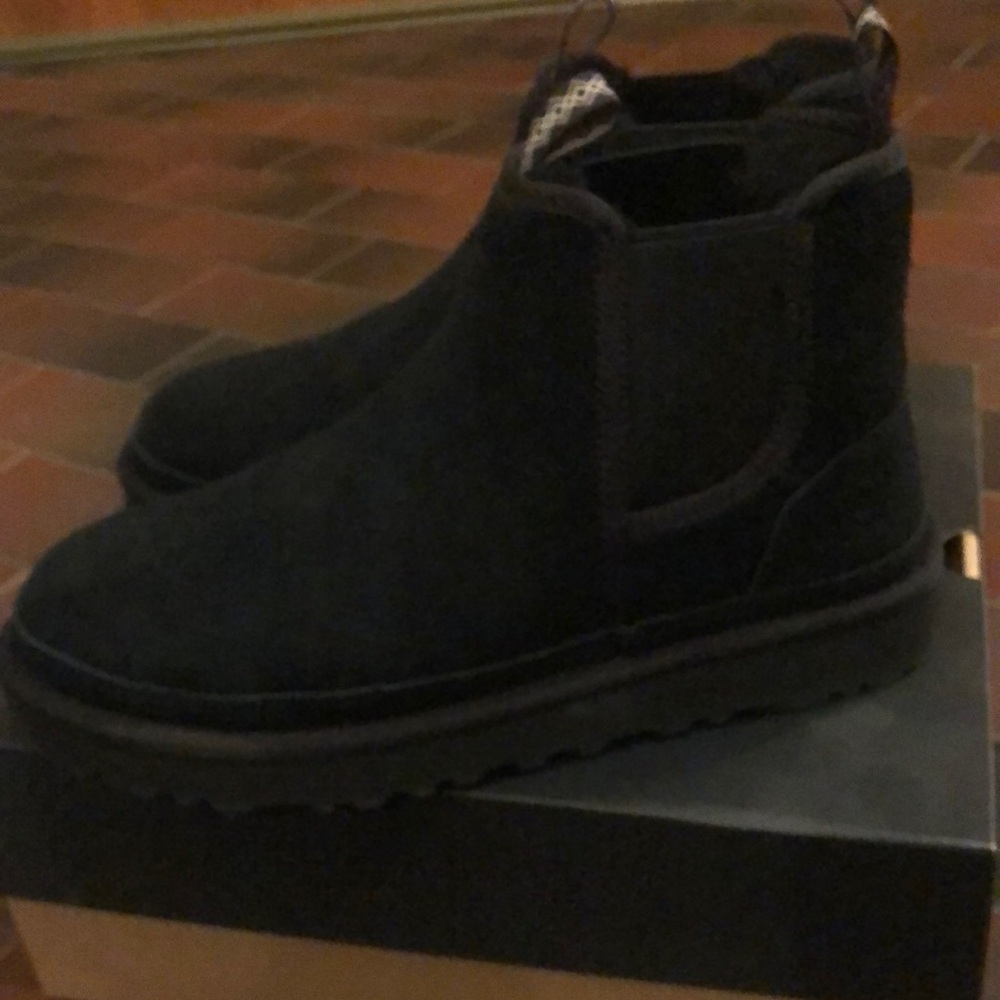 Mens size 9 or Women’s 10 unisex UGGs